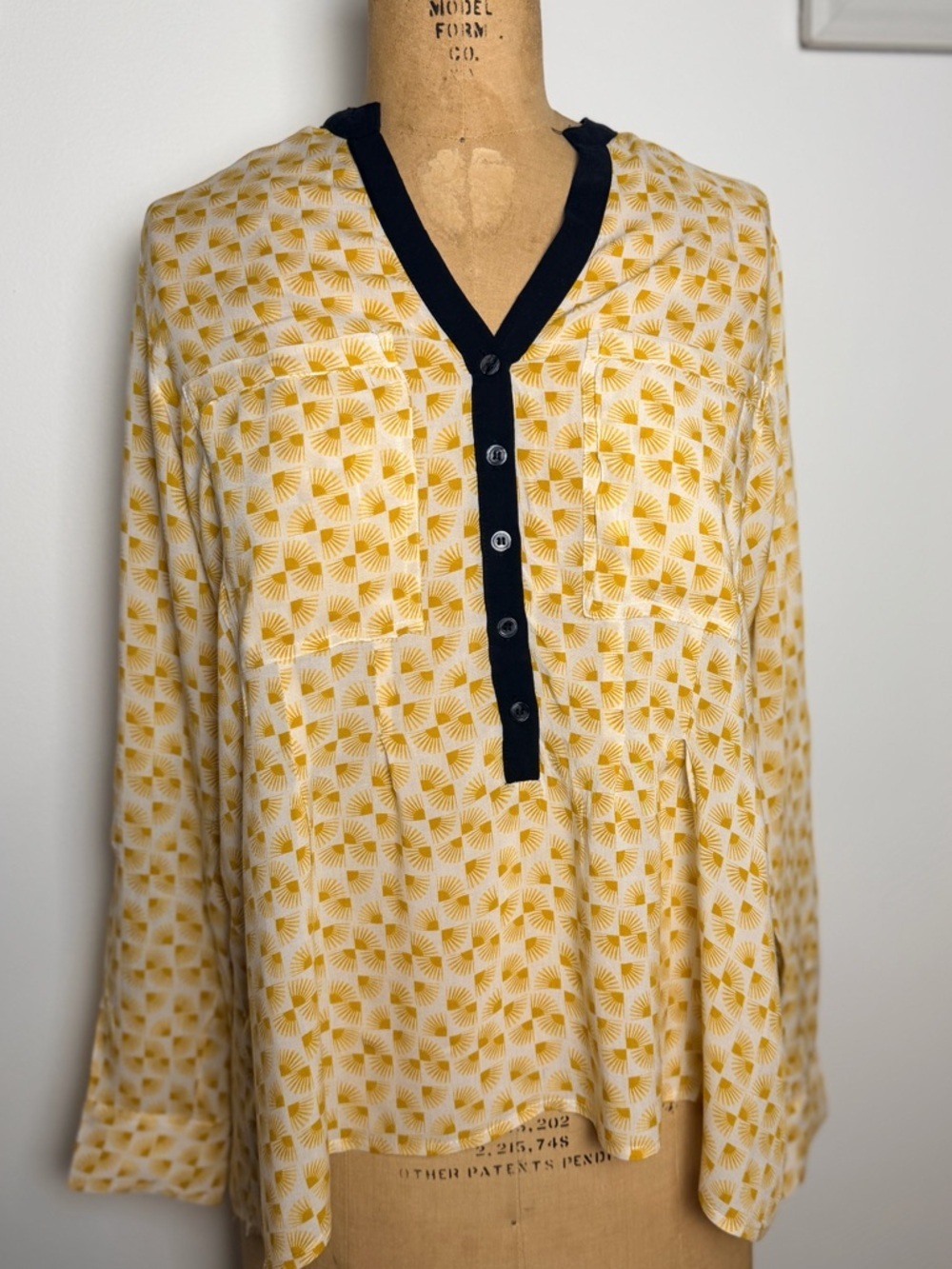 Anthropologie Vanessa Virginia gold, white and black blouse size 4